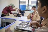 Guru menyuapi siswa penyandang disabilitas hidangan makan bergizi gratis (MBG) di SLBN Trituna Subang, Kabupaten Subang, Jawa Barat, Kamis (16/10/2025). Sebanyak 146 siswa SLBN Trituna Subang menjadi penerima manfaat program Makan Bergizi Gratis (MBG) yang digulirkan pemerintah sebagai salah satu program prioritas nasional. ANTARA FOTO/Abdan Syakura/agr
