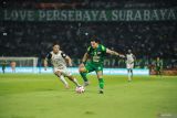 Pesepak bola Persebaya Surabaya Bruno Moreira (kanan) mengontrol bola dengan dibayangi pesepak bola Persija Jakarta Ilham Rio Fahmi (kiri) pada pertandingan BRI Super League di Stadion Gelora Bung Tomo, Surabaya, Jawa Timur, Sabtu (18/10/2025). Persija Jakarta menang 3-1 atas Persebaya Surabaya. Antara Jatim/Rizal Hanafi/um