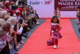 Sejumlah model cilik memperagakan busana batik khas Banyuwangi pada acara Fashion on Pedestrian di Gesibu, Banyuwangi, Jawa Timur, Jumat (17/10/2025). Pemerintah daerah Banyuwangi menggelar acara tersebut sebagai sarana mempromosikan batik lokal yang kaya motif sekaligus menjadi wadah kreativitas desainer muda guna mendukung industri kreatif dan ekonomi lokal. ANTARA Jatim/Budi Candra Setya/mas.