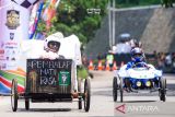 Peserta tertawa saat tiba di garis finis seusai mengikuti balapan Lomba Kereta Peti Sabun 2025 di kawasan Sasana Budaya Ganesha ITB, Bandung, Jawa Barat, Sabtu (18/10/2025). Kompetisi adu kecepatan kendaraan kreatif tanpa mesin yang mengandalkan daya gravitasi tersebut merupakan bagian rangkaian kemeriahan Pasar Seni ITB 2025 yang diikuti sedikitnya 75 peserta dari sejumlah kampus dan sekolah kejuruan untuk melintasi lintasan balap sepanjang 250 meter. ANTARA FOTO/Novrian Arbi/agr