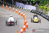 Peserta melaju di area lintasan saat mengikuti balapan Lomba Kereta Peti Sabun 2025 di kawasan Sasana Budaya Ganesha ITB, Bandung, Jawa Barat, Sabtu (18/10/2025). Kompetisi adu kecepatan kendaraan kreatif tanpa mesin yang mengandalkan daya gravitasi tersebut merupakan bagian rangkaian kemeriahan Pasar Seni ITB 2025 yang diikuti sedikitnya 75 peserta dari sejumlah kampus dan sekolah kejuruan untuk melintasi lintasan balap sepanjang 250 meter. ANTARA FOTO/Novrian Arbi/agr