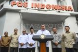 Menko Perekonomian Airlangga Hartarto (ketiga kanan) didampingi Mensos Saifullah Yusuf (tengah), Mensesneg Prasetyo Hadi (kedua kanan), Seskab Teddy Indra Wijaya (kanan), Wamenaker Afriansyah Noor (ketiga kiri) dan Kepala BKP Angga Raka Prabowo (kedua kiri) memberikan pengumuman paket stimulus ekonomi di Kantor Pos Cikini, Jakarta, Jumat (17/10/2025). Pemerintah mengumumkan paket stimulus tambahan berupa BLT tambahan senilai total Rp30 triliun dan perluasan program magang berbayar menjadi 80 ribu peserta. ANTARA FOTO/Hafidz Mubarak A/YU