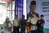 Menteri Perumahan dan Kawasan Permukiman (PKP) Maruarar Sirait (kedua kanan) berbincang dengan penerima manfaat rumah subsidi, yaitu sopir truk (kanan) anggota TNI (tengah) satpam (kedua kiri) dan penjual tempe (kiri) saat meninjau rumah subsidi di Perumahan Villa Bintaro Asri, Kelurahan Baratan, Patrang, Jember, Jawa Timur, Sabtu (18/10/2025). Menteri PKP menyiapkan 8.000 kuota rumah subsidi dengan target serapan Rp1 triliun KUR Perumahan di Jember pada 2026. Antara Jatim/Seno/um