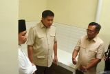 Menteri Perumahan dan Kawasan Permukiman (PKP) Maruarar Sirait (tengah) didampingi Bupati Jember Muhammad Fawait (kiri) saat meninjau rumah subsidi di Perumahan Villa Bintaro Asri, Kelurahan Baratan, Patrang, Jember, Jawa Timur, Sabtu (18/10/2025). Menteri PKP menyiapkan 8.000 kuota rumah subsidi dengan target serapan Rp1 triliun KUR Perumahan di Jember pada 2026. Antara Jatim/Seno/um