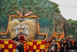 Sejumlah seniman tari reog tampil saat pawai 100 Reog di Desa Pasirian, Lumajang, Jawa Timur, Sabtu (18/10/2025). Kementerian Kebudayaan Republik Indonesia melalui program Dana Indonesiana memberikan bantuan kepada para pelaku budaya dengan pembiayaan sekitar Rp 465 miliar dari hasil pengelolaan Dana Abadi Kebudayaan, yang menargetkan lebih dari 1.000 penerima manfaat baik individu, komunitas maupun lembaga budaya. Antara Jatim/Irfan Sumanjaya/um