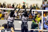Pebola voli Petrokimia Gresik Pupuk Indonesia Putri Nur Hidayanti Agustin (kanan) melakukan spike dan berupaya dihalau pebola voli TNI AU Electric Tanisa Nurma Zakia (kiri) saat pertandingan Grand Final Livoli Divisi Utama di GOR Ki Mageti, Magetan, Jawa Timur, Sabtu (18/10/2025). Petrokimia Gresik Pupuk Indonesia berhasil mengalahkan TNI AU Electric dengan skor 3-0 (25-16, 25-22, 25-12) dan menjadi juara pertama Livoli Divisi Utama untuk ketiga kalinya. Antara Jatim/Muhammad Mada/um
