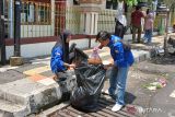 Mahasiswa asal Temanggung di Salatiga tangani sampah di alun-alun