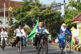 Warga mengayuh sepeda saat mengikuti kegiatan Bersepeda Kuplukan dalam rangka Hari Santri di Kota Madiun, Jawa Timur, Minggu (19/10/2025). Ratusan warga dengan mengenakan songkok dan beratribut NU mengikuti kegiatan yang diselenggarakan Pengurus Cabang Nahdlatul Ulama (PCNU) Kota Madiun itu guna mengajak warga hidup sehat dengan bersepeda. ANTARA Jatim/Siswowidodo/mas.