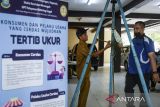 Petugas memperbaiki timbangan dacin saat layanan tera ulang timbangan di Kantor Kecamatan Tangerang, Kota Tangerang, Banten, Senin (20/10/2025). Dinas Perindustrian, Perdagangan, Koperasi dan UKM Kota Tangerang menggelar jemput bola tera ulang timbangan untuk mendekatkan layanan metrologi bagi pedagang dan kader posyandu guna memastikan keakuratan alat ukur yang digunakan dalam kegiatan perdagangan maupun pelayanan sosial. ANTARA FOTO/Putra M. Akbar/gp