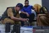 Petugas memperbaiki timbangan digital saat layanan tera ulang timbangan di Kantor Kecamatan Tangerang, Kota Tangerang, Banten, Senin (20/10/2025). Dinas Perindustrian, Perdagangan, Koperasi dan UKM Kota Tangerang menggelar jemput bola tera ulang timbangan untuk mendekatkan layanan metrologi bagi pedagang dan kader posyandu guna memastikan keakuratan alat ukur yang digunakan dalam kegiatan perdagangan maupun pelayanan sosial. ANTARA FOTO/Putra M. Akbar/gp