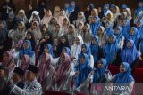 Santriwati bersorak saat menyaksikan lomba Sholawat dalam rangkaian Hari Santri Nasional di GOR Susi Susanti, Kota Tasikmalaya, Jawa Barat, Senin (20/10/2025). Forum Pondok Pesantren (FPP) Kota Tasikmalaya mencatat sebanyak 197 pondok pesantren berpartisipasi dalam lomba Musabaqah Qiraatul Kutub sebagai ajang silaturahmi antar santri dan alim ulama. ANTARA FOTO/Adeng Bustomi/agr