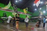 Santri mengibarkan bendera saat mengikuti lomba Sholawat dalam rangkaian Hari Santri Nasional di GOR Susi Susanti, Kota Tasikmalaya, Jawa Barat, Senin (20/10/2025). Forum Pondok Pesantren (FPP) Kota Tasikmalaya mencatat sebanyak 197 pondok pesantren berpartisipasi dalam lomba Musabaqah Qiraatul Kutub sebagai ajang silaturahmi antar santri dan alim ulama. ANTARA FOTO/Adeng Bustomi/agr
