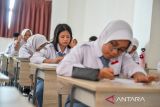 Siswa mengikuti pembelajaran di Sekolah Rakyat Menengah Atas (SRMA) 11 di Politeknik Kesejahteraan Sosial (Poltekesos), Bandung, Jawa Barat, Senin (20/10/2025). Presiden Prabowo mengatakan pembangunan sekolah rakyat akan ditambah bertahap dengan target 100 sekolah baru setiap tahun, dan dengan pola ini pemerintah menargetkan berdirinya 500 sekolah rakyat di wilayah yang kondisi ekonomi paling lemah guna memperluas akses pendidikan bagi masyarakat menengah bawah. ANTARA FOTO/Raisan Al Farisi/agr
