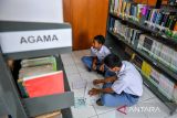 Siswa mengikuti pembelajaran di perpustakaan Sekolah Rakyat Menengah Atas (SRMA) 11 di Politeknik Kesejahteraan Sosial (Poltekesos), Bandung, Jawa Barat, Senin (20/10/2025). Presiden Prabowo mengatakan pembangunan sekolah rakyat akan ditambah bertahap dengan target 100 sekolah baru setiap tahun, dan dengan pola ini pemerintah menargetkan berdirinya 500 sekolah rakyat di wilayah yang kondisi ekonomi paling lemah guna memperluas akses pendidikan bagi masyarakat menengah bawah. ANTARA FOTO/Raisan Al Farisi/agr
