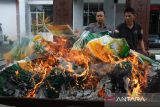 Petugas membakar barang bukti kejahatan dalam kegiatan pemusnahan di Kantor Kejaksaan Negeri Pontianak, Kalimantan Barat, Kamis (16/10/2025). Kejaksaan Negeri Pontianak memusnahkan sejumlah barang bukti dari 95 perkara yang telah berkekuatan hukum tetap (inkracht), berupa beberapa bal kemasan palsu beras Stabilisasi Pasokan dan Harga Pangan (SPHP) lima kilogram, 19 ton beras SPHP oplosan (dimusnahkan di Dinas PUPR Kota Pontianak), senjata tajam, telepon genggam, pakaian, serta narkotika yang berasal dari perkara tindak pidana Orang dan Harta Benda (Oharda), Tindak Pidana Umum Lainnya dan Kamnektibum (TPUL), serta narkotika dan zat adiktif lainnya. ANTARA FOTO/Jessica Wuysang