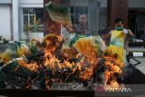 Petugas membakar barang bukti kejahatan dalam kegiatan pemusnahan di Kantor Kejaksaan Negeri Pontianak, Kalimantan Barat, Kamis (16/10/2025). Kejaksaan Negeri Pontianak memusnahkan sejumlah barang bukti dari 95 perkara yang telah berkekuatan hukum tetap (inkracht), berupa beberapa bal kemasan palsu beras Stabilisasi Pasokan dan Harga Pangan (SPHP) lima kilogram, 19 ton beras SPHP oplosan (dimusnahkan di Dinas PUPR Kota Pontianak), senjata tajam, telepon genggam, pakaian, serta narkotika yang berasal dari perkara tindak pidana Orang dan Harta Benda (Oharda), Tindak Pidana Umum Lainnya dan Kamnektibum (TPUL), serta narkotika dan zat adiktif lainnya. ANTARA FOTO/Jessica Wuysang