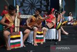 Sejumlah siswa SMP Santo Fransiskus Asisi Pontianak memainkan alat musik tradisional Dayak jenis sape saat tampil pada acara Pementasan dan Pameran Gerakan Seniman Masuk Sekolah di Pontianak, Kalimantan Barat, Kamis (16/10/2025). Acara tersebut menampilkan beragam karya seni dari 88 siswa lima sekolah di Pontianak yang mendapat pendampingan seniman Kalbar dalam menghasilkan karya berupa lukisan, tarian, pembuatan film, kerajinan kriya, serta pentas musik dan budaya guna menumbuhkan minat dan bakat di bidang seni budaya sekaligus mempererat sinergi antara sekolah dan seniman. ANTARA FOTO/Jessica Wuysang