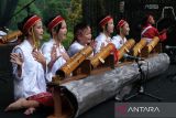 Sejumlah siswa SMP Santo Fransiskus Asisi Pontianak menyanyi diiringi tabuhan alat musik tradisional Dayak saat tampil pada acara Pementasan dan Pameran Gerakan Seniman Masuk Sekolah di Pontianak, Kalimantan Barat, Kamis (16/10/2025). Acara tersebut menampilkan beragam karya seni dari 88 siswa lima sekolah di Pontianak yang mendapat pendampingan seniman Kalbar dalam menghasilkan karya berupa lukisan, tarian, pembuatan film, kerajinan kriya, serta pentas musik dan budaya guna menumbuhkan minat dan bakat di bidang seni budaya sekaligus mempererat sinergi antara sekolah dan seniman. ANTARA FOTO/Jessica Wuysang