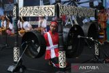 Siswa SMP Santo Fransiskus Asisi Pontianak memainkan alat musik tradisional Dayak jenis gong saat tampil pada acara Pementasan dan Pameran Gerakan Seniman Masuk Sekolah di Pontianak, Kalimantan Barat, Kamis(16/10/2025). Acara tersebut menampilkan beragam karya seni dari 88 siswa lima sekolah di Pontianak yang mendapat pendampingan seniman Kalbar dalam menghasilkan karya berupa lukisan, tarian, pembuatan film, kerajinan kriya, serta pentas musik dan budaya guna menumbuhkan minat dan bakat di bidang seni budaya sekaligus mempererat sinergi antara sekolah dan seniman. ANTARA FOTO/Jessica Wuysang