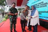 Pangdam I/Bukit Barisan Mayjen TNI Rio Firdianto (kiri) memberikan tongkat kepada disabilitas saat Launching Berobat Gratis di  Rumah Sakit Putri Hijau, Medan, Sumatera Utara, Selasa (21/10/2025). Kodam I/Bukit Barisan memberikan sebanyak 1.000 kartu kesehatan kepada anak panti asuhan,  disabilitas, anak kebutuhan khusus dan wartawan untuk Berobat Gratis di Rumah Sakit Putri Hijau.ANTARA/Yudi Manar