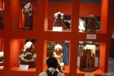 Pengunjung melihat koleksi benda cagar budaya di Pameran temporer Museum Daerah Tulungagung, Jawa Timur, Selasa (21/10/2025). Pameran yang digelar dalam rangkaian HUT ke-820 Kabupaten Tulungagung itu diikuti enam museum daerah Jateng-Jatim bertujuan menumbuhkan rasa cinta masyarakat terhadap museum sebagai etalase peradaban bangsa. Antara Jatim/Destyan Sujarwoko/um