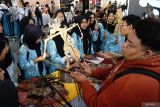 Sejumlah siswa mengunjungi koleksi wayang di booth Kedaton wayang Sukoharjo dalam Pameran temporer Museum Daerah Tulungagung, Jawa Timur, Selasa (21/10/2025). Pameran yang digelar dalam rangkaian HUT ke-820 Kabupaten Tulungagung itu diikuti enam museum daerah Jateng-Jatim bertujuan menumbuhkan rasa cinta masyarakat terhadap museum sebagai etalase peradaban bangsa. Antara Jatim/Destyan Sujarwoko/um