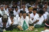 Sejumlah anggota Himpunan Alumni Santri Lirboyo (Himasal) melakukan doa bersama saat unjuk rasa dan istighotsah di Pemkab Kediri, Jawa Timur, Selasa (21/10/2025). Unjuk rasa dan istighotsah ratusan anggota Himasal dari sejumlah daerah tersebut untuk menuntut pemilik Trans7 Chairul Tanjung meminta maaf secara langsung kepada pengasuh pondok pesantren Lirboyo Kediri KH Anwar Mansur terkait salah satu tayangan program Xpose Uncensored yang dinilai melecehkan tradisi pondok pesantren dan para kiai. Antara Jatim/Prasetia Fauzani/um