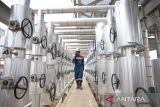 Petugas melakukan pengecekan instalasi di Stasiun Pengumpul Akasia Bagus (SP ABG) Stage 1 Pertamina EP Zona 7 Jatibarang Field di Indramayu, Jawa Barat, Selasa (21/10/2025). Stasiun Pengumpul Akasia Bagus Stage 1 dilengkapi teknologi CO2 Removal Package dengan sistem amine (MDEA) pertama di dunia yang mampu menurunkan kadar CO2 dari 65 persen menjadi 8 persen sesuai spesifikasi penjualan gas dengan kapasitas produksi mencapai 9.000 barel cairan per hari (BLPD) dan 22 juta standar kaki kubik per hari (MMSCFD). ANTARA FOTO/Dedhez Anggara/agr