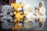 Perajin menyelesaikan pembuatan boneka rajut di kios HaRagumi, Kota Cimahi, Jawa Barat, Selasa (21/10/2025). Kementerian Usaha Mikro Kecil dan Menengah (UMKM) menargetkan sebanyak 2,1 juta usaha mikro di seluruh Indonesia naik kelas menjadi usaha kecil dan menengah pada 2029 melalui kolaborasi lintas lembaga dan pendampingan berkelanjutan. ANTARA FOTO/Abdan Syakura/agr
