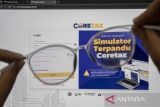 Warga mengakses laman Simulator Terpadu SPT Tahunan PPh untuk mencari informasi penggunaan Coretax di Kota Cimahi, Jawa Barat, Selasa (21/10/2025). Direktorat Jenderal Pajak (DJP) Kementerian Keuangan membidik jumlah pelaporan Surat Pemberitahuan (SPT) Tahunan tahun pajak 2025 mencapai 14,5 juta SPT, dan menghimbau masyarakat yang tergolong Wajib Pajak (WP) untuk segera melakukan aktivasi pada sistem Coretax untuk pelaporan SPT. ANTARA FOTO/Abdan Syakura/agr