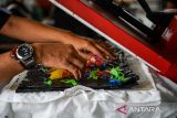 Pekerja memanaskan limbah plastik untuk dijadikan kerajinan di rumah produksi limbah plastik untuk kerajinan Sugar Souvenir di Pameungpeuk, Banjaran, Kabupaten Bandung, Jawa Barat, Selasa (21/10/2025). Pemerintah Provinsi Jawa Barat menargetkan pertumbuhan ekonomi sebesar 5,84 persen pada 2025 dengan didukung dengan peningkatan jumlah usaha mikro, kecil, dan menengah (UMKM) yang diproyeksikan terus tumbuh di berbagai daerah, dengan Kabupaten Bogor dan Kabupaten Bandung menjadi penyumbang terbesar. ANTARA FOTO/Raisan Al Farisi/agr