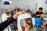 Pekerja menyelesaikan produksi kerajinan dari limbah plastik di rumah produksi limbah plastik untuk kerajinan Sugar Souvenir di Pameungpeuk, Banjaran, Kabupaten Bandung, Jawa Barat, Selasa (21/10/2025). Pemerintah Provinsi Jawa Barat menargetkan pertumbuhan ekonomi sebesar 5,84 persen pada 2025 dengan didukung dengan peningkatan jumlah usaha mikro, kecil, dan menengah (UMKM) yang diproyeksikan terus tumbuh di berbagai daerah, dengan Kabupaten Bogor dan Kabupaten Bandung menjadi penyumbang terbesar. ANTARA FOTO/Raisan Al Farisi/agr