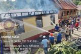 Pemkab Agam kerahkan tiga mobil Damkar padamkan api, seorang balita selamat