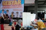 Sejumlah petugas melayani warga saat Gebyar Pelayanan Publik di halaman kantor Kecamatan Bogor Timur, Kota Bogor, Jawa Barat, Senin (20/10/2025). Kegiatan yang diikuti sebanyak 30 pelayanan publik dari berbagai instansi di Kota Bogor tersebut bertujuan untuk mendekatkan dan mempermudah akses masyarakat terhadap berbagai layanan publik yang terintegrasi dalam waktu yang bersamaan. ANTARA FOTO/Arif Firmansyah/nz.