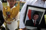 Santri membawa lambang negara Garuda Pancasila dan foto Presiden Prabowo Subianto saat mengikuti gerak jalan dalam Festival 1001 Terompah di Lapangan Tumapel, Singosari, Malang, Jawa Timur, Rabu (22/10/2025). Festival yang digelar untuk memeriahkan Hari Santri itu juga diisi dengan lomba mewarnai terompah sebagai simbol kesederhanaan dan penguatan nilai-nilai keislaman di kalangan santri. Antara Jatim/Ari Bowo Sucipto/um