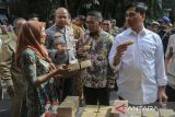 Gubernur Banten Andra Soni (kedua kanan) didampingi Wakil Gubernur Banten Achmad Dimyati Natakusumah (kanan) dan Kapolda Banten Irjen Pol Hengki (ketiga kanan) berbincang dengan pelaku usaha saat Akad Massal Kredit Usaha Rakyat (KUR) 800.000 Debitur di Pendopo Gubernur Provinsi Banten, Kota Serang, Banten, Selasa (21/10/2025). Sekitar 20.194 pelaku UMKM dari berbagai jenis usaha di wilayah Banten menerima KUR saat akad massal KUR untuk 800.000 debitur se-Indonesia guna memperkuat sektor ekonomi rakyat dan memperluas akses permodalan tanpa jaminan. ANTARA FOTO/Angga Budhiyanto/gp