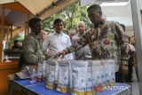 Gubernur Banten Andra Soni (kanan) didampingi Wakil Gubernur Banten Achmad Dimyati Natakusumah (ketiga kiri) dan Kapolda Banten Irjen Pol Hengki (kedua kanan) meninjau stan UMKM saat Akad Massal Kredit Usaha Rakyat (KUR) 800.000 Debitur di Pendopo Gubernur Provinsi Banten, Kota Serang, Banten, Selasa (21/10/2025). Sekitar 20.194 pelaku UMKM dari berbagai jenis usaha di wilayah Banten menerima KUR saat akad massal KUR untuk 800.000 debitur se-Indonesia guna memperkuat sektor ekonomi rakyat dan memperluas akses permodalan tanpa jaminan. ANTARA FOTO/Angga Budhiyanto/gp