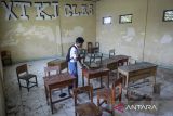 Siswa mengangkat kursi ke atas meja di SMK Al-Anshor, Legok, Kabupaten Tangerang, Banten, Selasa (21/10/2025). Menurut keterangan siswa, sekolah tersebut menghentikan kegiatan belajar mengajar tatap muka sejak Agustus 2025 dengan kondisi sarana dan prasarana yang rusak serta jumlah siswa aktif tersisa sebanyak 26 orang dan empat guru yang hingga kini masih menanti kejelasan terkait kelanjutan masa depan pendidikannya. ANTARA FOTO/Putra M. Akbar/gp