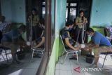 Petugas melakukan pengukuran dan pencetakan kaki palsu untuk warga penerima bantuan di Kantor Dinas Sosial Kota Tangerang, Banten, Rabu (22/10/2025). Dinas Sosial Kota Tangerang melakukan pengukuran untuk pembuatan kaki palsu bagi 10 penyandang tuna daksa dan pemeriksaan pendengaran untuk pembuatan alat bantu dengar bagi 40 warga yang mempunyai gangguan pendengaran secara gratis agar penerima bantuan mampu beraktivitas lebih baik dari sebelumnya. ANTARA FOTO/Putra M. Akbar/gp