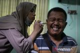 Petugas memasang cetakan alat bantu dengar kepada warga penerima bantuan di Kantor Dinas Sosial Kota Tangerang, Banten, Rabu (22/10/2025). Dinas Sosial Kota Tangerang melakukan pengukuran untuk pembuatan kaki palsu bagi 10 penyandang tuna daksa dan pemeriksaan pendengaran untuk pembuatan alat bantu dengar bagi 40 warga yang mempunyai gangguan pendengaran secara gratis agar penerima bantuan mampu beraktivitas lebih baik dari sebelumnya. ANTARA FOTO/Putra M. Akbar/gp
