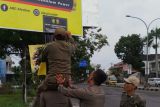 Satpol PP Bantul menertibkan reklame tak berizin di dua kecamatan