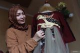 Perajin menata busana lukis bertema wayang di Galeri Diajeng Maya, Buring, Malang, Jawa Timur, Selasa (21/10/2025). Usaha Mikro Kecil dan Menengah (UMKM) binaan bank BRI sejak tahun 2019 itu mengusung nilai budaya Nusantara melalui karya kriya lukis fesyen bernuansa etnik dengan produksi sekitar 300 buah per bulan dan mampu menembus pasar Amerika Serikat, dengan harga produk berkisar Rp50 ribu hingga Rp2,5 juta tergantung jenisnya. ANTARA Jatim/Ari Bowo Sucipto/mas.