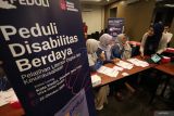 Sejumlah peserta belajar memanfaatkan teknologi AI untuk pembuatan konten promosi saat lokakarya Literasi Digital dan Kewirausahaan Peduli Disabilitas Berdaya 2025 di Kota Kediri, Jawa Timur, Rabu (22/10/2025). Program tanggung jawab sosial perusahaan XLSmart tersebut berkolaborasi dengan Darut Tauhid Peduli, Komunitas Bloggercrony Indonesia, Perkumpulan Penyandang Disabilitas Indonesia (PPDI), Gerakan untuk Kesejahteraan Tunarungu Indonesian (Gerkatin), dan sejumlah komunitas disabilitas yang ditargetkan diikuti oleh 500 peserta di 65 kota/kabupaten sebagai upaya meningkatkan keterampilan digital seperti pemanfaatan teknologi AI untuk membuat konten promosi produk UMKM guna mendukung pengembangan wirausaha bagi penyandang disabilitas. ANTARA Jatim/Prasetia Fauzani/mas.