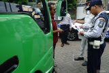 Petugas gabungan memeriksa kelengkapan surat dan administrasi kednaraan angkutan barang/orang di Tulungagung, Jawa Timur, Rabu (22/10/2025). Operasi penertiban kelengkapan dokumen uji angkut kendaraan yang menyasar bus pariwisata dan angkutan barang itu bertujuan untuk mendorong kepatuhan serta budaya tertib berlalu lintas  sekaligus meningkatkan kualitas keselamatan berkendara di jalan raya. ANTARA Jatim/Destyan Sujarwoko/mas.
