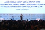Menteri Koordinator Bidang Perekonomian Airlangga Hartarto (tengah) menyampaikan sambutan saat Akad Massal Kredit Usaha Rakyat (KUR) 800.000 Debitur, Penciptaan Lapangan Kerja dan Peluncuran Kredit Program Perumahan (KPP) di Dyandra Convention Center, Surabaya, Jawa Timur, Selasa (21/10/2025). Dalam kegiatan tersebut pemerintah meluncurkan KUR bagi 800.000 debitur secara serentak di seluruh Indonesia guna memperluas akses pembiayaan produktif khususnya di sektor UMKM serta meluncurkan Kredit Program Perumahan (KPP) untuk mendukung program prioritas di bidang perumahan. ANTARA Jatim/Moch Asim.