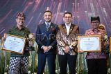 Menteri Kebudayaan Fadli Zon (kedua kanan) dan Wakil Menteri Kebudayaan Giring Ganesha Djumaryo (kedua kiri) berfoto bersama usai memberikan penghargaan kepada perwakilan pemenang kategori museum pada Malam Apresiasi Anugerah Kebudayaan Indonesia 2025 di Kementerian Kebudayaan, Senayan, Jakarta, Selasa (21/10/2025). Kementerian Kebudayaan memberikan 12 kategori penghargaan sebagai bentuk apresiasi kepada individu, komunitas, dan lembaga yang telah berdedikasi dan berkontribusi dalam menjaga serta memajukan kebudayaan Indonesia. ANTARA FOTO/Sulthony Hasanuddin
