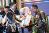 Menteri Kebudayaan Fadli Zon (kiri) memberikan penghargaan kepada perwakilan pemenang kategori museum saat Malam Apresiasi Anugerah Kebudayaan Indonesia 2025 di Kementerian Kebudayaan, Senayan, Jakarta, Selasa (21/10/2025). Kementerian Kebudayaan memberikan 12 kategori penghargaan sebagai bentuk apresiasi kepada individu, komunitas, dan lembaga yang telah berdedikasi dan berkontribusi dalam menjaga serta memajukan kebudayaan Indonesia. ANTARA FOTO/Sulthony Hasanuddin/YU
