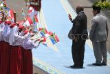 Presiden Prabowo Subianto (kanan) bersama Presiden Afrika Selatan Cyril Ramaphosa (kedua kanan) menyapa siswa saat memeriksa pasukan di Istana Merdeka, Jakarta, Rabu (22/10/2025). Pertemuan kedua pemimpin negara tersebut membahas isu-isu global dan bilateral, terutama di sektor ekonomi dan keamanan. ANTARA FOTO/Aditya Pradana Putra/wpa/nym.