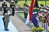 Presiden Prabowo Subianto (kiri) bersama Presiden Afrika Selatan Cyril Ramaphosa (kedua kiri) memberikan hormat kepada bendera kedua negara saat memeriksa pasukan di Istana Merdeka, Jakarta, Rabu (22/10/2025). Pertemuan kedua pemimpin negara tersebut membahas isu-isu global dan bilateral, terutama di sektor ekonomi dan keamanan. ANTARA FOTO/Aditya Pradana Putra/wpa/nym.