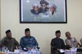 Pemilik Trans7 Chairul Tanjung (kedua kiri) bersama tokoh Nahdlatul Ulama Prof Mohammad Nuh (kiri), pengasuh pondok pesantren Lirboyo KH Athoillah Sholahuddin Anwar (kanan), dan KH Abdullah Kafabihi Mahrus (kedua kanan) melakukan pertemuan di Pondok Pesantren Lirboyo, Kota Kediri, Jawa Timur, Kamis (23/10/2025). Kunjungan Chairul Tanjung tersebut merupakan bentuk permohonan maaf secara langsung kepada pengasuh pondok pesantren Lirboyo terkait salah satu tayangan program Expose Uncensored Trans7 yang dinilai telah melecehkan kiai serta dunia pesantren. Antara Jatim/Prasetia Fauzani/um